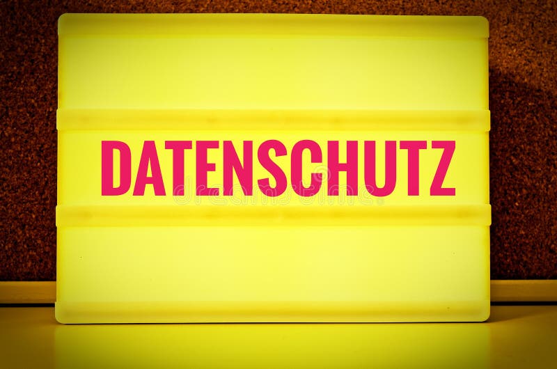 Светящая панель с надписью в немце Datenschutz перед штеккерной панелью, в английской политике уединения, в желтом цвете с пинком стоковые изображения rf Светящая панель с надписью в немце Datenschutz перед штеккерной панелью, в английской политике уединения, в желтом цвете с пинком стоковые изображения rf