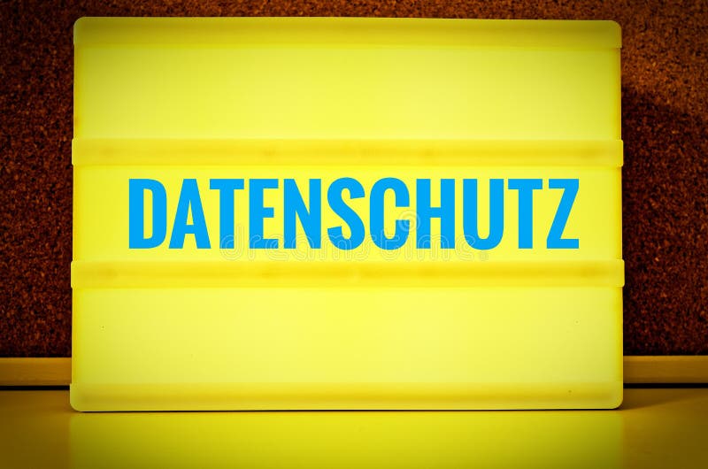 Светящая панель с надписью в немце Datenschutz перед штеккерной панелью, в английской политике уединения, в желтом цвете с светом стоковое изображение Светящая панель с надписью в немце Datenschutz перед штеккерной панелью, в английской политике уединения, в желтом цвете с светом стоковое изображение
