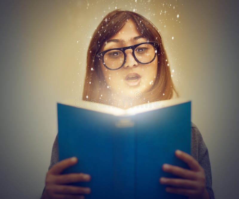 светящиеся страницы книги и женщина с рассказ чтение и образование на сером студийном фоне. модель человека и девушка с стоковые фотографии rf