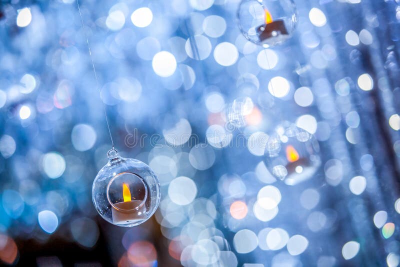 Свеча в шарике круга пластиковом с предпосылкой bokeh нерезкости стоковые изображения rf Свеча в шарике круга пластиковом с предпосылкой bokeh нерезкости стоковые изображения rf