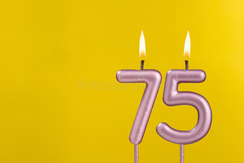 свеча 75 с пламенной открыткой на желтом фонарике роскоши. день рождения свеча 75 день рождения на жёлтом фоне