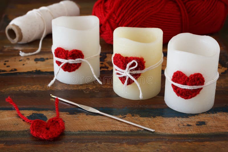 Свечи с сердцем handmade вязания крючком красным для da валентинки Святого стоковое изображение