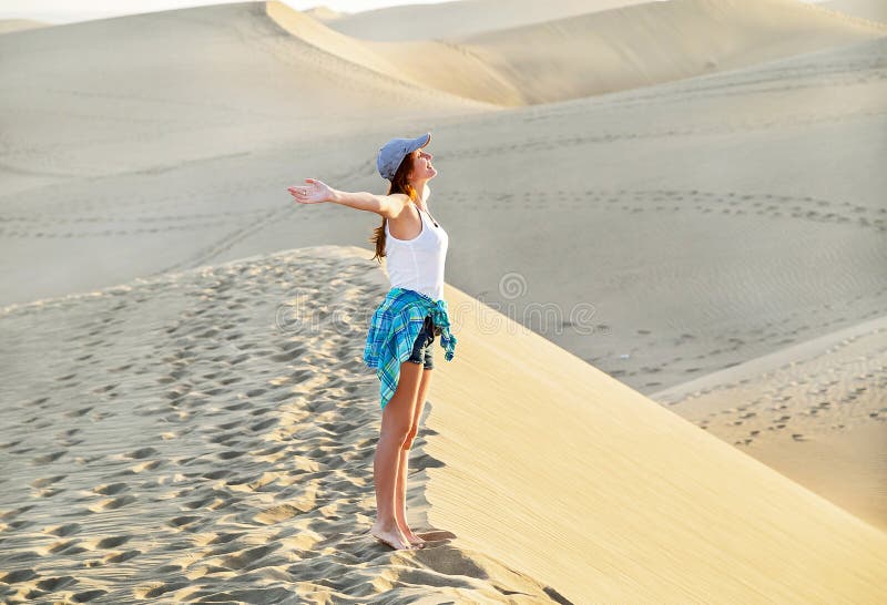 Свободная молодая женщина в пляже Maspalomas Вдохновляющие песочные дюны на солнечный летний день gran Испания canaria стоковые фото Свободная молодая женщина в пляже Maspalomas Вдохновляющие песочные дюны на солнечный летний день gran Испания canaria стоковые фото