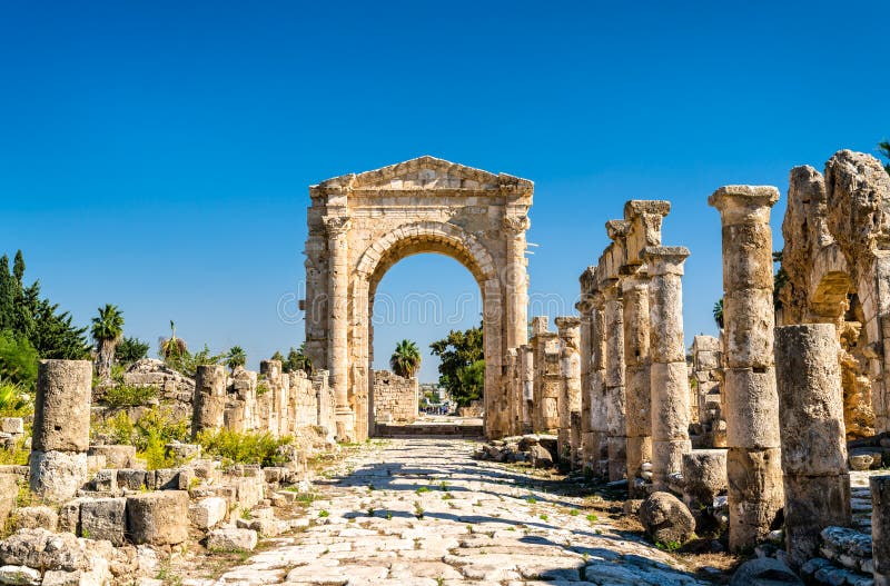 Свод Hadrian на некрополе покрышки Al-баса в Ливане стоковые изображения Свод Hadrian на некрополе покрышки Al-баса в Ливане стоковые изображения