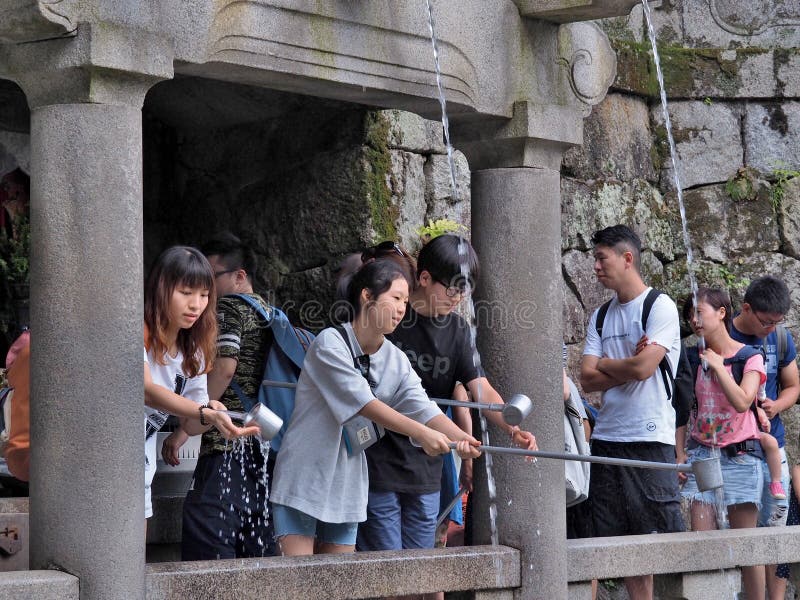 Святая вода от Otowa-никакого-taki водопада на виске Kiyomizu-dera