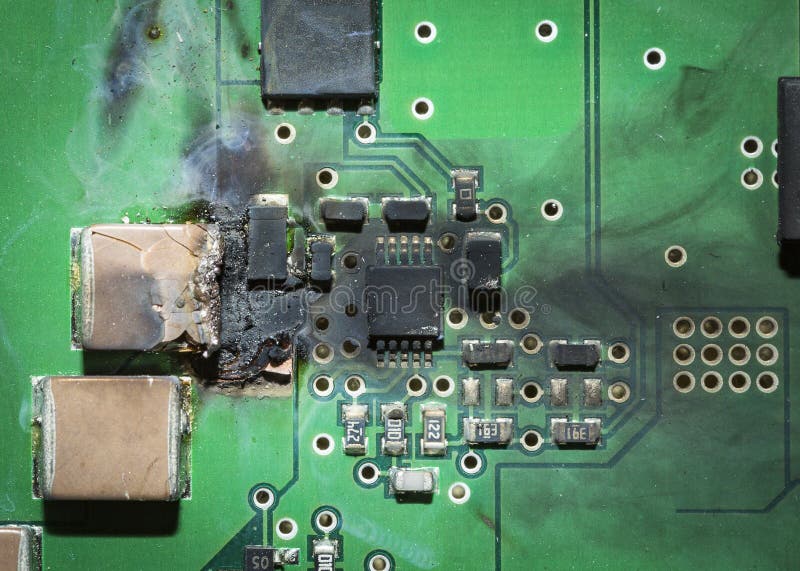 Сгорели электронный PCB платы с печатным монтажом SMD после короткого замыкания стоковое изображение rf Сгорели электронный PCB платы с печатным монтажом SMD после короткого замыкания стоковое изображение rf