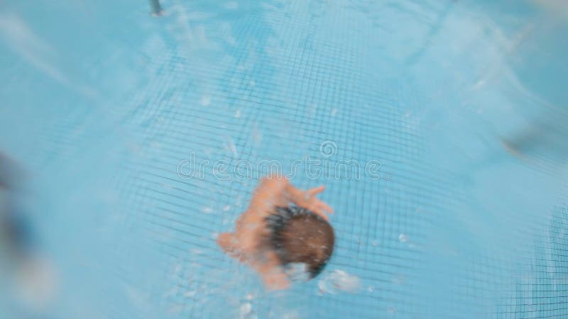Сдвиг, когда маленький мальчик весело проводит время в бассейне в парке