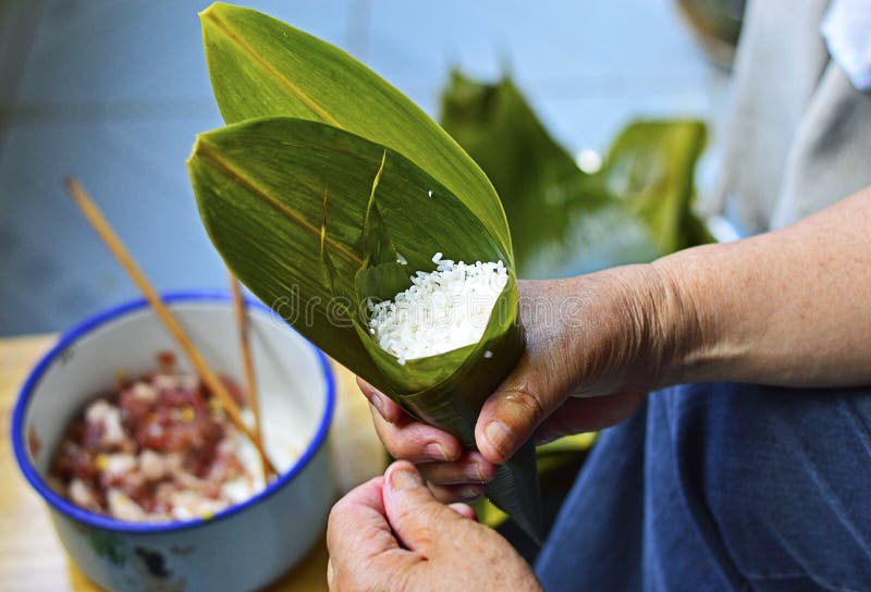 Сделайте вареники риса традиционного китайския Zongzi для фестивалей шлюпки дракона стоковое фото rf Сделайте вареники риса традиционного китайския Zongzi для фестивалей шлюпки дракона стоковое фото rf