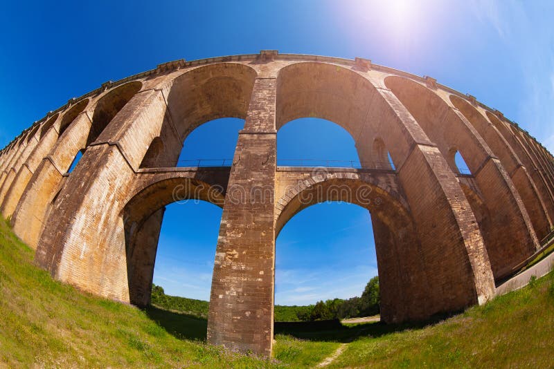 Сдобренный мост железной дороги Viaduc de Chaumont, Франция стоковое фото rf Сдобренный мост железной дороги Viaduc de Chaumont, Франция стоковое фото rf