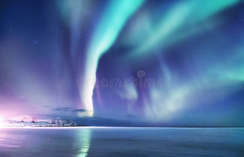 Северное сияние на островах Lofoten, Норвегии Ночное небо с приполюсными светами Ландшафт зимы ночи с рассветом и отражением даль стоковая фотография