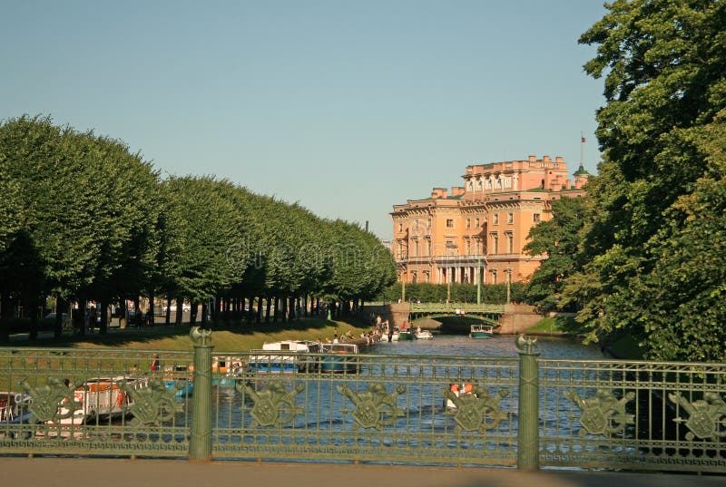 Северный фасад замка St Michael (или замка Mikhailovsky или замка инженеров) от реки Moika, ST petersburg Россия стоковые фотографии rf Северный фасад замка St Michael (или замка Mikhailovsky или замка инженеров) от реки Moika, ST petersburg Россия стоковые фотографии rf