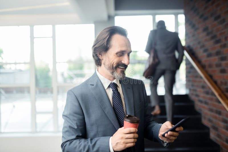 Седое чувство бизнесмена удовлетворяемое после получать электронную почту стоковые изображения rf