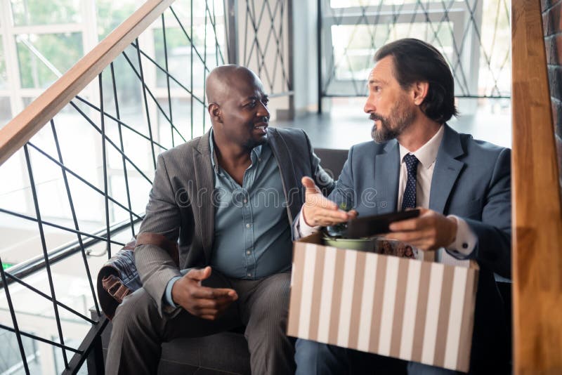 Седой бородатый человек говоря с коллегой после увольнятьый стоковые изображения rf