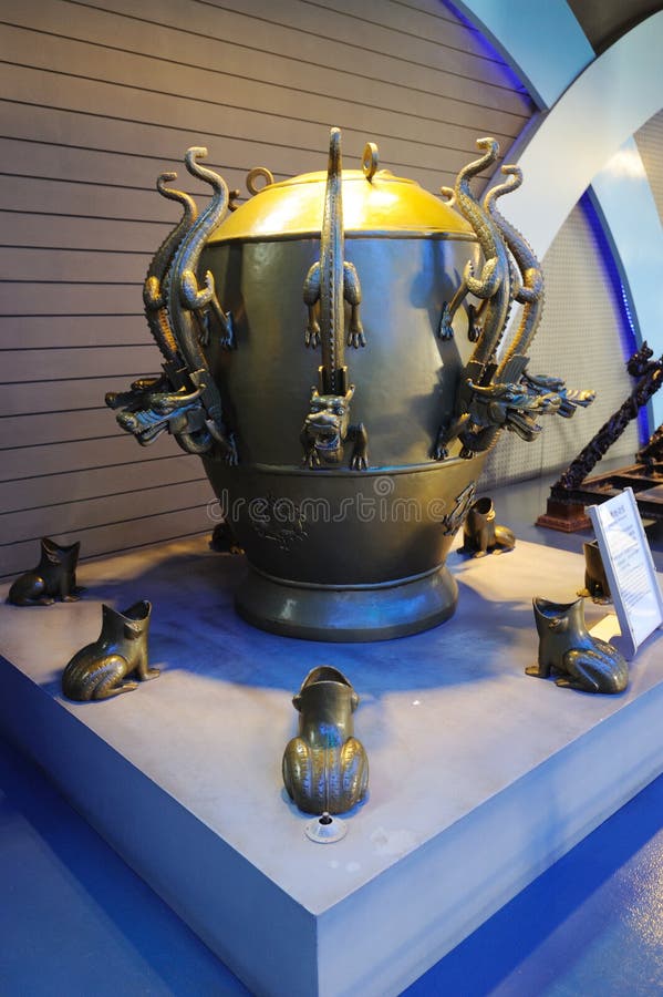The seismograph (Chinese:å¼ è¡¡åœ°åŠ¨ä»ª)was invented by Zhang Heng, an outstanding Chinese scientist in ancient times. It is the first instrument for automaticall detecting and recording earthquakes.It was 1,700 years earlier the similar ones in Europe.Its structure mainly consists of columns and lever assembly. It is still a basic element in the modern seismograph design. The seismograph (Chinese:å¼ è¡¡åœ°åŠ¨ä»ª)was invented by Zhang Heng, an outstanding Chinese scientist in ancient times. It is the first instrument for automaticall detecting and recording earthquakes.It was 1,700 years earlier the similar ones in Europe.Its structure mainly consists of columns and lever assembly. It is still a basic element in the modern seismograph design.