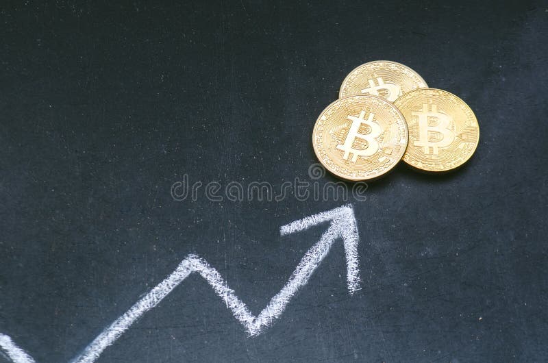 Секретная концепция валюты Монетки Bitcoin золотые на классн классном с торговой диаграммой Двиньте вверх тенденцию Виртуальная в стоковое фото rf Секретная концепция валюты Монетки Bitcoin золотые на классн классном с торговой диаграммой Двиньте вверх тенденцию Виртуальная в стоковое фото rf