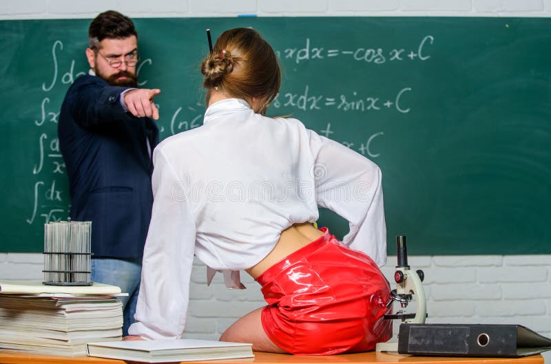 Секс и сексуальное образование. Сексуальные партнеры в классе. Бородатого человека по признаку сексуальной женщиной палец точки. У стоковое фото
