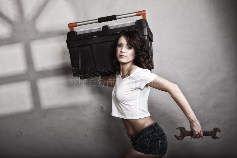 Сексуальная девушка держа гаечный ключ toolbox и ключа стоковое фото rf Сексуальная девушка держа гаечный ключ toolbox и ключа стоковое фото rf
