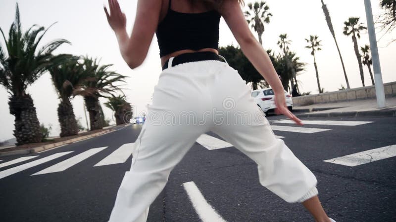 Сексуальная девушка с twerk прекрасного тела и большого задницы танцевать в районе курорта лихорадки. Редкий вид девушки движется акции видеоматериалы