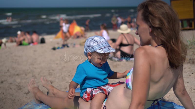 Стоковое Фото: Девочка С Мамой На Пляже – Изображения Без Лицензионных Отчислений | FreeImages
