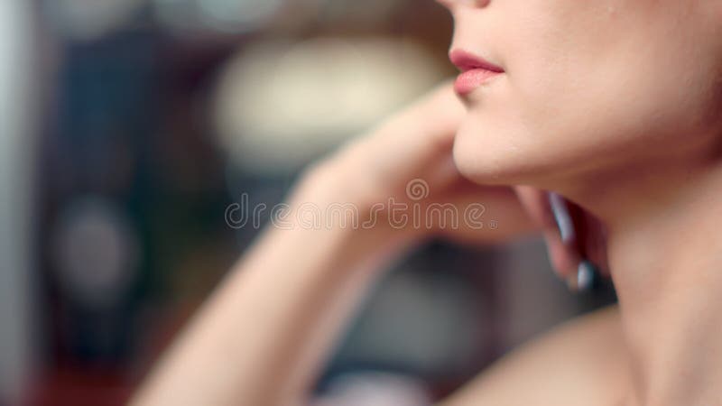 Сексуальная шея и губы прелестной женщины с природной красотой идеальной кожи. Снимок с красной камерой в 4k