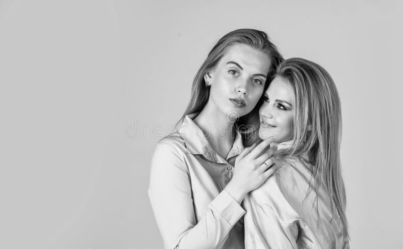 сексуальные блондинки обнимают и чувствуют любовь стоковая фотография rf