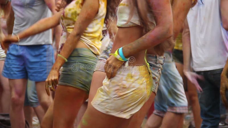 Сексуальные девушки в шортах танцуя, под открытым небом фестивале, имеющ потеху