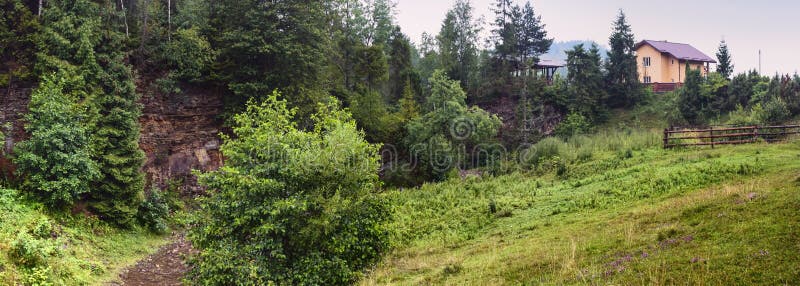 Сельский ландшафт, панорама, знамя, с взглядом лес и загородный дом в прикарпатских горах стоковые изображения Сельский ландшафт, панорама, знамя, с взглядом лес и загородный дом в прикарпатских горах стоковые изображения