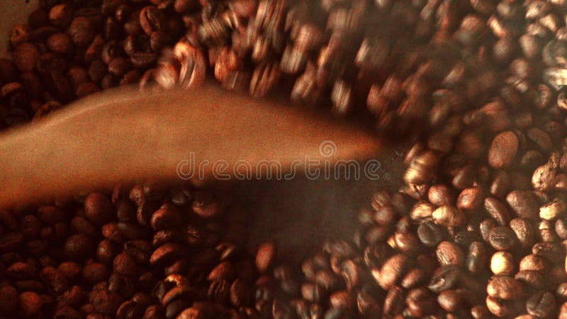 Семена robusta жареным кофе, приготовленное в горячем кастрюле видеоматериал