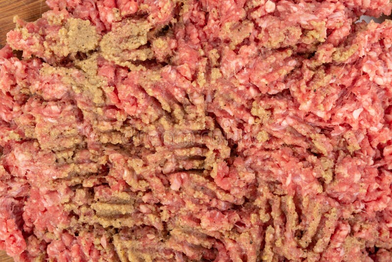 Семенить смесь мяса на деревянной доске для kebabs стоковые изображения Семенить смесь мяса на деревянной доске для kebabs стоковые изображения