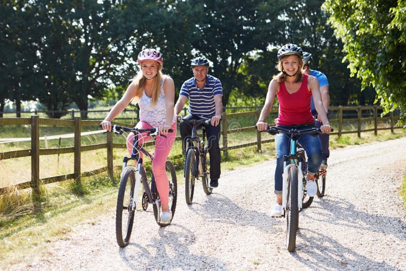 Семья на езде цикла в сельской местности Стоковое Фото - изображение ...