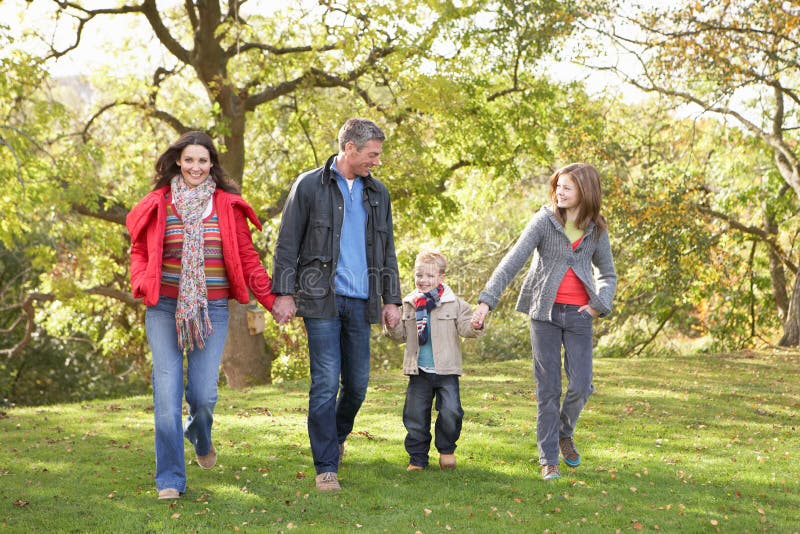 семья outdoors паркует гулять стоковые фото семья outdoors паркует гулять стоковые фото