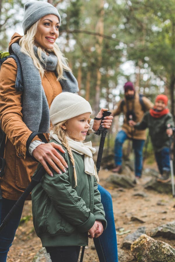 Семья trekking совместно стоковые фотографии rf