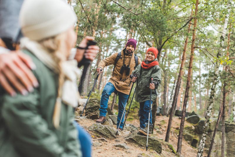Семья trekking совместно стоковая фотография rf