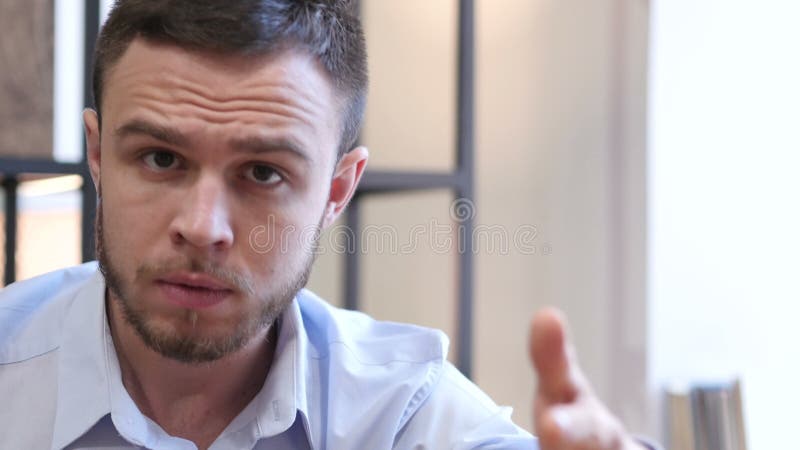 Сердитый молодой человек, осадка и спорить сток-видео