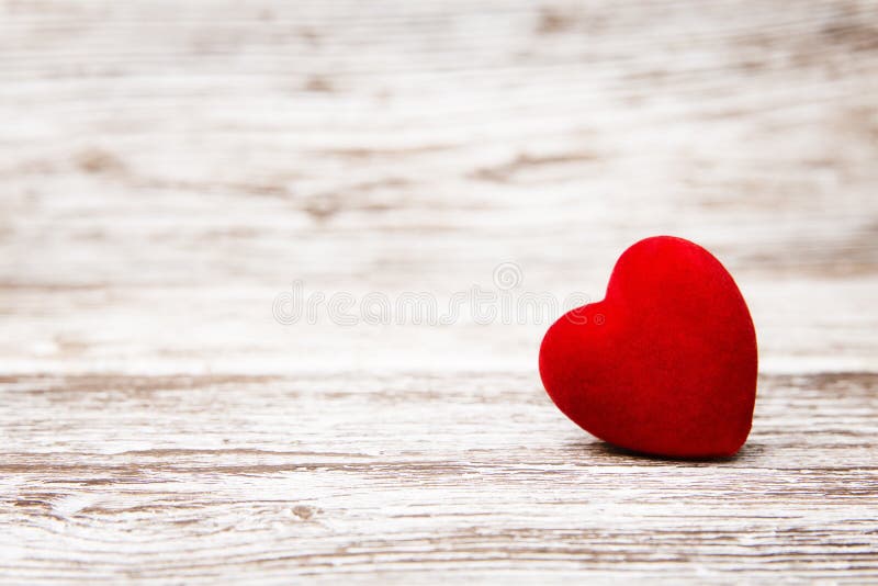 Сердце на деревянной предпосылке, украшении дня валентинки, conce влюбленности
