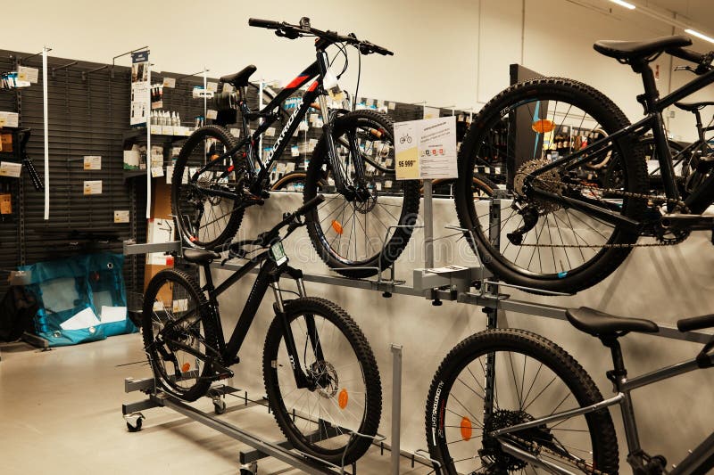 Сербия 7 мая 2025. В магазине Decathlon можно приобрести горные велосипеды. Различные модели, включая Rockrider стоковое фото rf