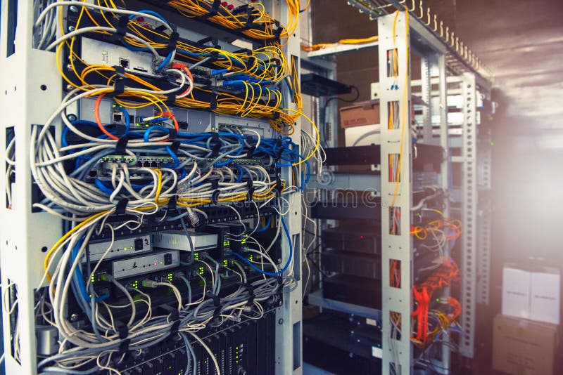 Серверы в комнате сервера стоковые фотографии rf Серверы в комнате сервера стоковые фотографии rf