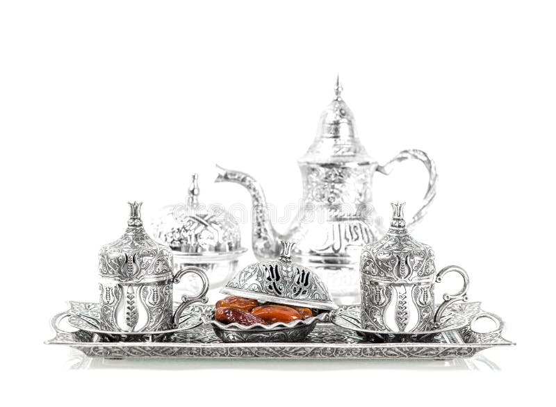 Сервировка стола с серебряными tableware и датами Восточная больница стоковые фото Сервировка стола с серебряными tableware и датами Восточная больница стоковые фото