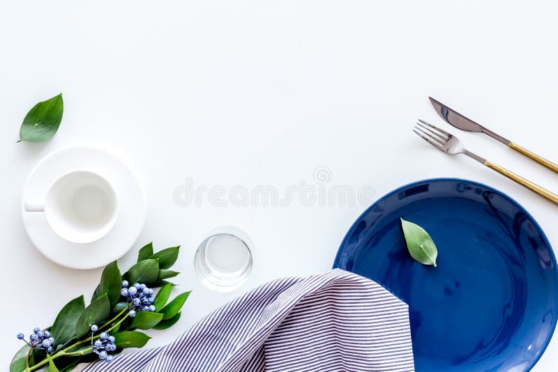 Сервировка стола с плитами, flatware и цветком на белом космосе экземпляра взгляда сверху предпосылки стоковая фотография rf Сервировка стола с плитами, flatware и цветком на белом космосе экземпляра взгляда сверху предпосылки стоковая фотография rf
