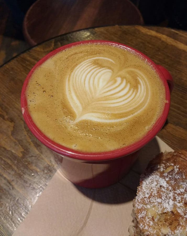Сердце искусства Latte, кофе утра с круассаном миндалины с напудренным сахаром стоковое фото rf Сердце искусства Latte, кофе утра с круассаном миндалины с напудренным сахаром стоковое фото rf