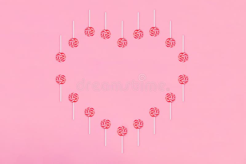 Сердце сделанное из конфет lollypop на розовой предпосылке, космосе экземпляра Поздравительная открытка дня Валентайн стоковое фото Сердце сделанное из конфет lollypop на розовой предпосылке, космосе экземпляра Поздравительная открытка дня Валентайн стоковое фото