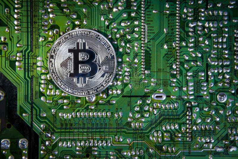 Серебряное Bitcoins на обломоке Зеленая предпосылка Крипта безопасности стоковые фотографии rf Серебряное Bitcoins на обломоке Зеленая предпосылка Крипта безопасности стоковые фотографии rf