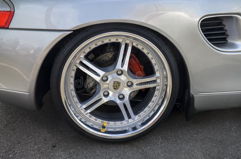 Серебряное колесо Porsche Boxster стоковые изображения