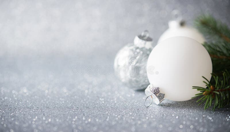 Серебряные и белые орнаменты xmas на предпосылке праздника яркого блеска Карточка с Рождеством Христовым стоковая фотография rf Серебряные и белые орнаменты xmas на предпосылке праздника яркого блеска Карточка с Рождеством Христовым стоковая фотография rf