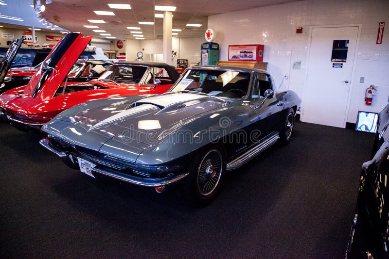 Серо-синий 1967 Chevrolet Corvette L-71 оригинал, выставленный в музее 'Мышечный город' стоковое изображение