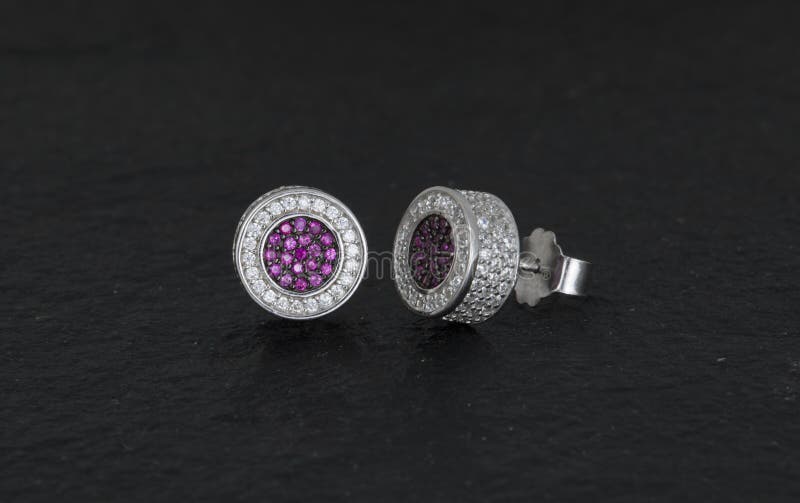 Серьга Daimond. Закройте вверх серег диаманта изолированных на черной предпосылке утеса