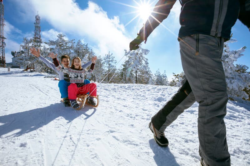 Сестра и брат на снеге sledding и наслаждаясь на солнечной зиме стоковое фото Сестра и брат на снеге sledding и наслаждаясь на солнечной зиме стоковое фото