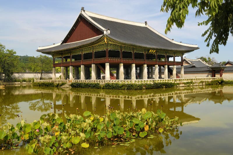 Сеул, Южная Корея, известное pavillion пагоды на дворце Gyeongbok стоковая фотография Сеул, Южная Корея, известное pavillion пагоды на дворце Gyeongbok стоковая фотография