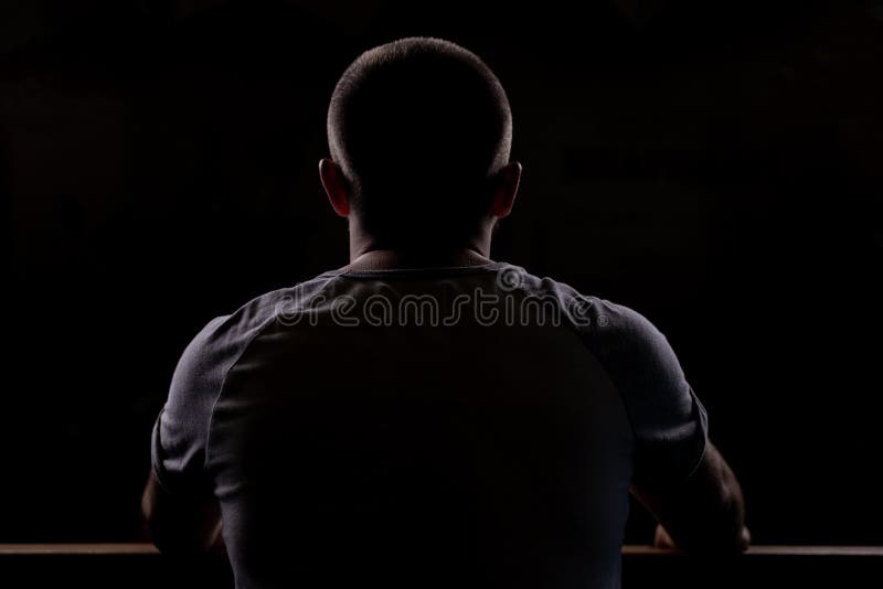 Силуэт молодого парня который сидит Взгляд конца-вверх от позади Backlight стоковые фото Силуэт молодого парня который сидит Взгляд конца-вверх от позади Backlight стоковые фото