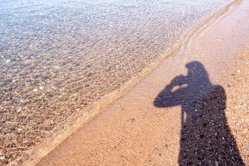 силуэт на берегу моря, изображающий водный пейзаж. стоковое фото rf